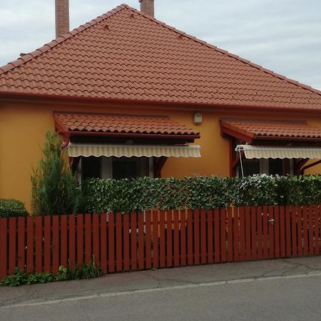 MosonmagyaróvárKeri Vendeghazアパートメント エクステリア 写真