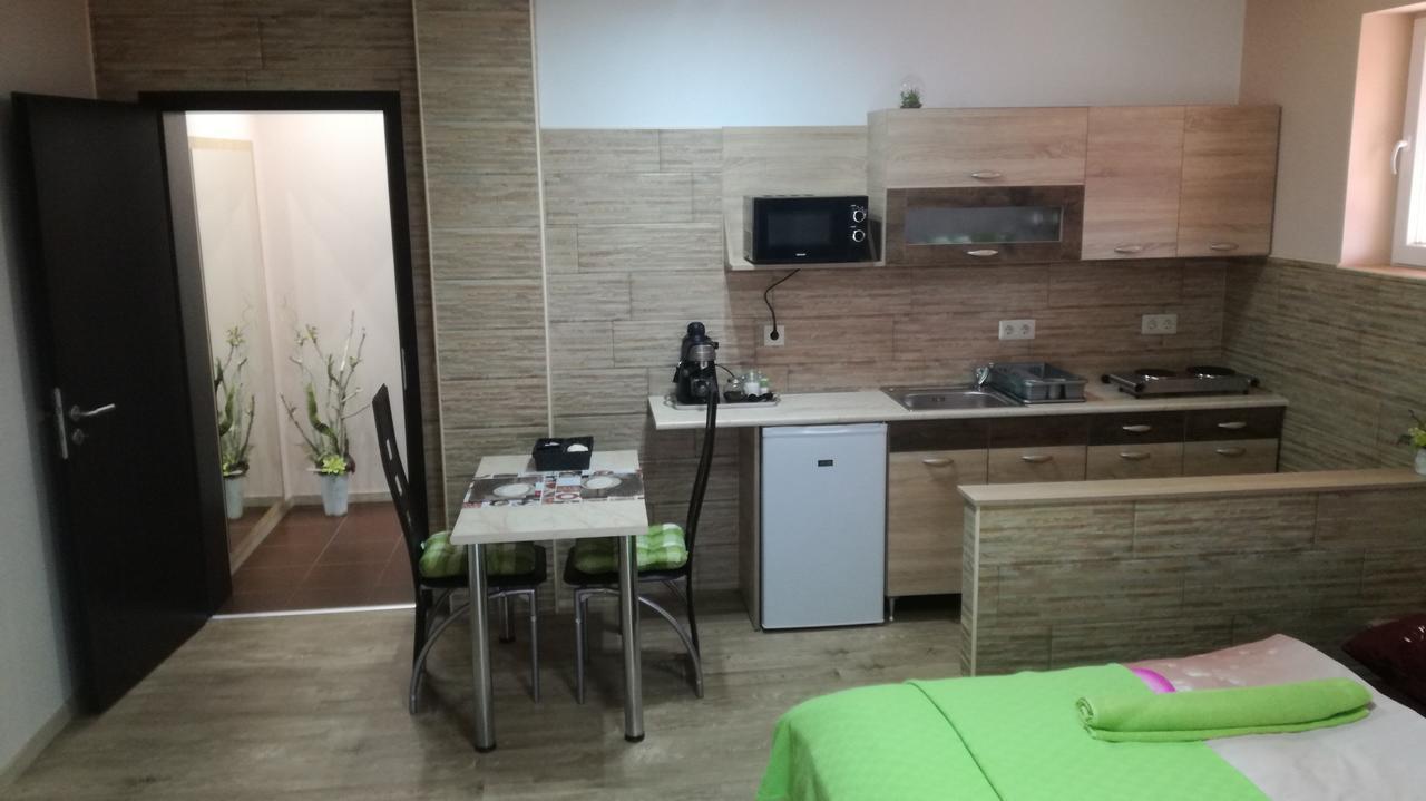MosonmagyaróvárKeri Vendeghazアパートメント エクステリア 写真