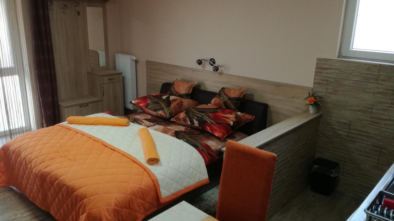 MosonmagyaróvárKeri Vendeghazアパートメント エクステリア 写真