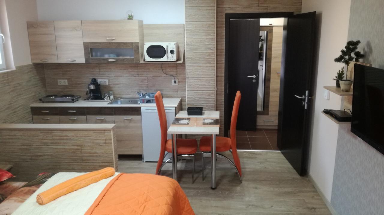 MosonmagyaróvárKeri Vendeghazアパートメント エクステリア 写真