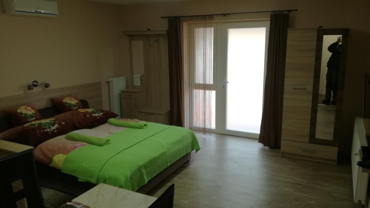 MosonmagyaróvárKeri Vendeghazアパートメント エクステリア 写真
