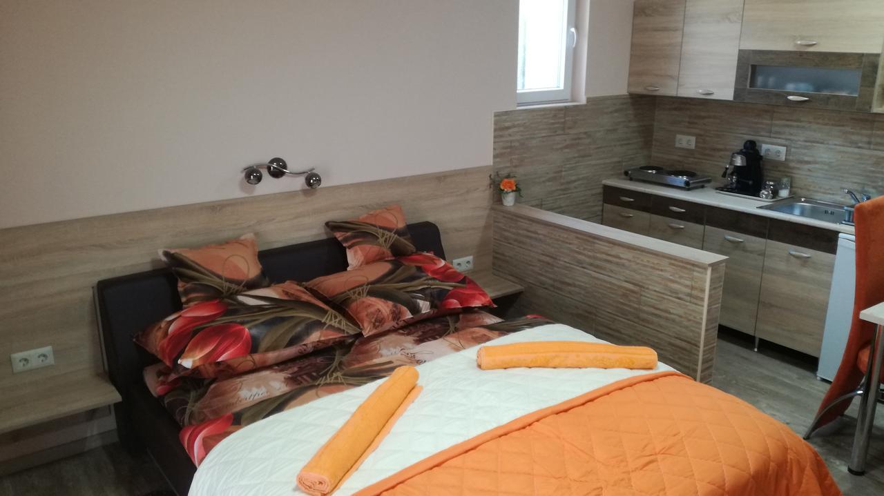 MosonmagyaróvárKeri Vendeghazアパートメント エクステリア 写真