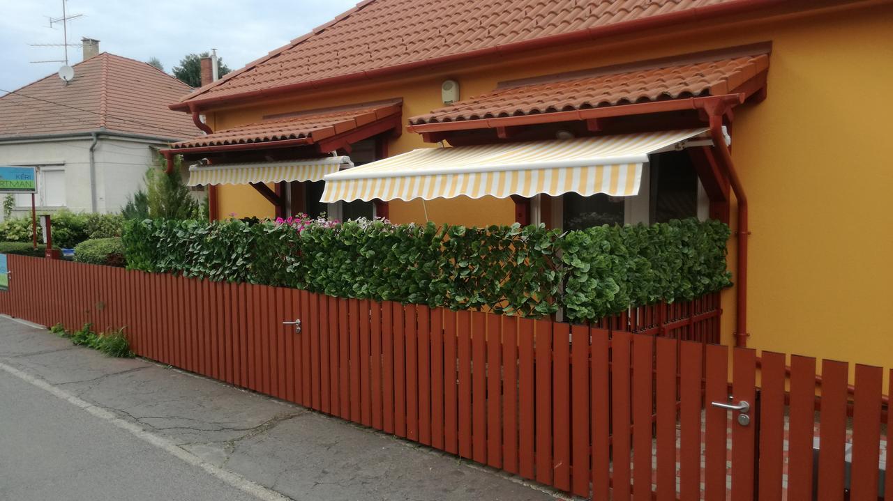 MosonmagyaróvárKeri Vendeghazアパートメント エクステリア 写真